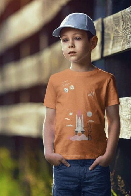 enfant qui porte un t-shirt qui affiche ses allergies alimentaires enfant qui porte un t-shirt qui affiche ses allergies alimentaires