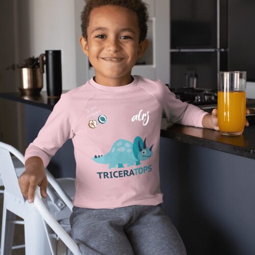 garçon avec des allergies alimentaires qui porte un t-shirt à manche longue alrj avec ses allergies alimentaires