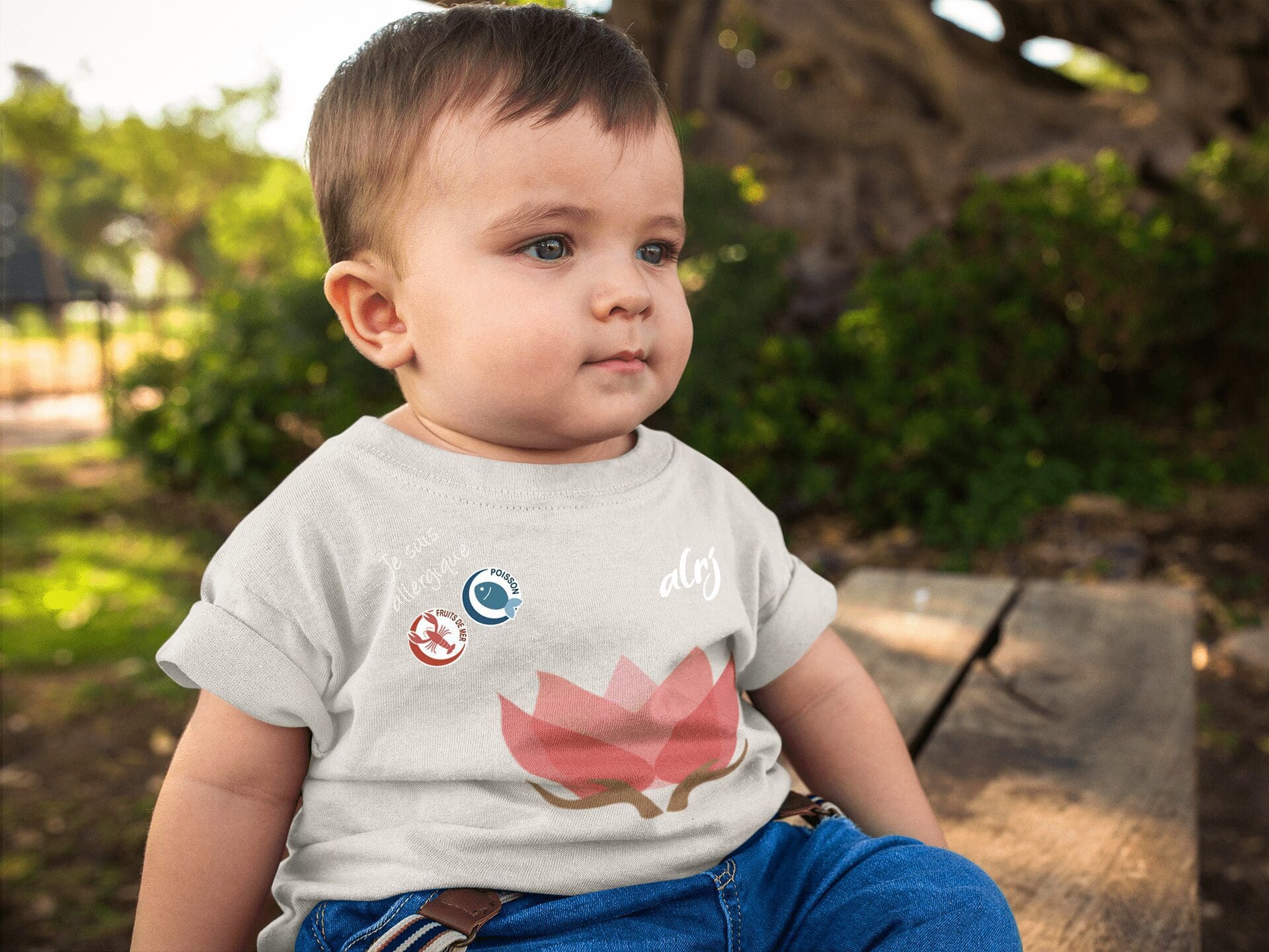 bébé avec allergie alimentaire en t-shirt alrj lotus