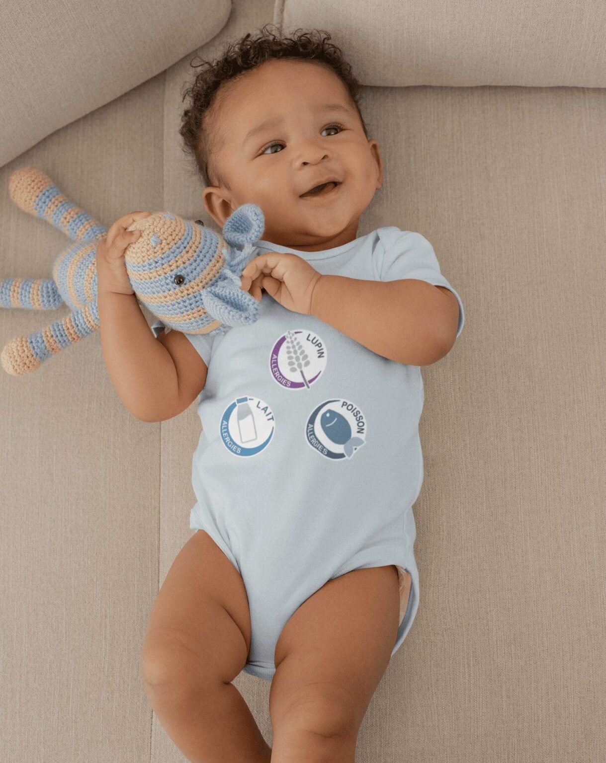bébé avec allergies alimentaires portant un body alrj