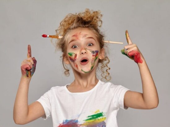 fille allergique qui fait de la peinture
