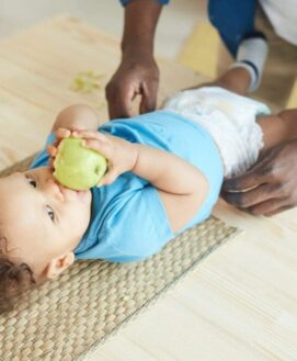 bébé allergique allongé sur la table à langer