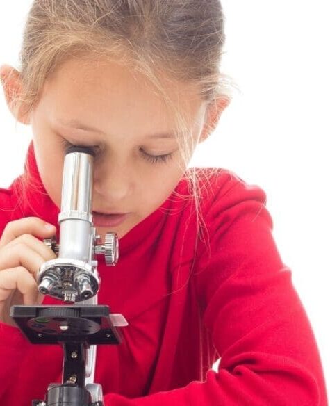 jeune fille allergique regarde dans un microscope