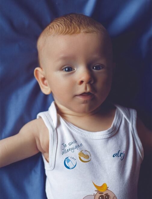 bébé ayant une allergie alimentaire qui porte un body de prévention