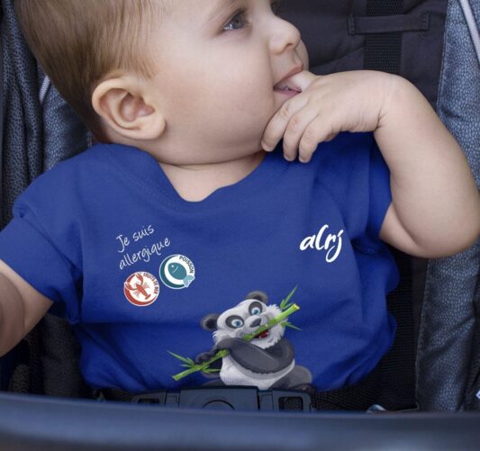 bébé allergique dans sa poussette avec un t-shirt panda