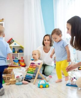 bébé allergique jouant à la crèche