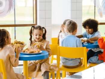 enfants qui mangent à la cantine de l'école