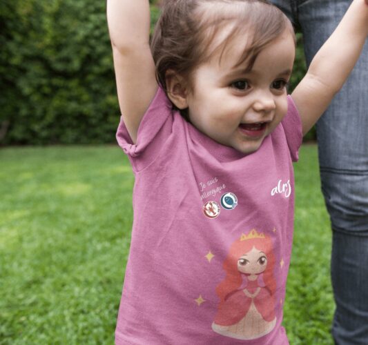 alrj petite fille allergie alimentaire avec un t-shirt princesse
