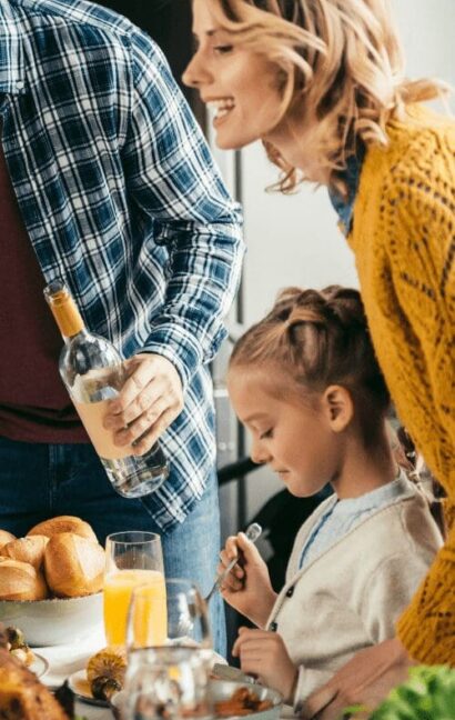 petite fille allergique qui mange son repas chez des amis