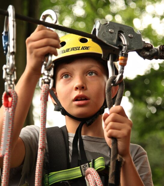 enfant allergique faisant de l'accrobranche en periscolaire