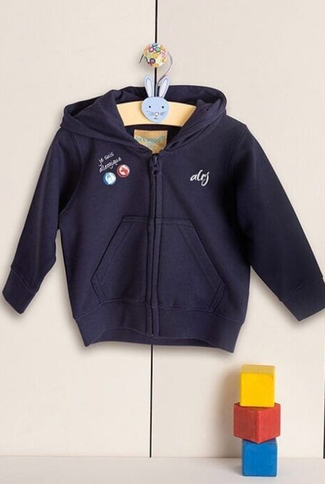 sweatshirt pour enfant allergique affichant les allergènes