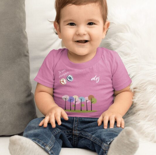 bébé allergie alimentaire avec t-shirt forêt